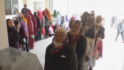 টিসিবির পণ্য নিতে লাইন ধরেছেন সাধারণ মানুষ