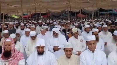 একসঙ্গে নামাজ আদায় করেন লাখো মুসল্লি