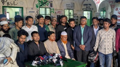 ঢাকা বিশ্ববিদ্যালয়ের মধুর ক্যান্টিনের সামনে জাস্টিস ফর বিডিআরের সংবাদ সম্মেলন