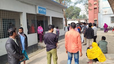 মর্গের সামনে স্বজনদের ভিড়