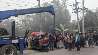 দুর্ঘটনায় দুমড়েমুচড়ে যাওয়া তিন চাকার মাহেন্দ্র