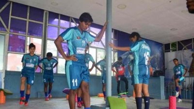 ১৮ জন ফুটবলার বাটলার কোচ থাকলে অনুশীলনে যাবেন না বলে সিদ্ধান্ত নিয়েছেন