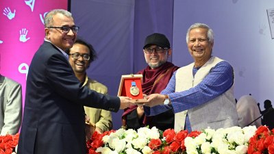 প্রধান উপদেষ্টার হাত থেকে পুরস্কার নিচ্ছেন লেখক সলিমুল্লাহ খান