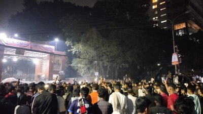 শনিবার তিতুমীর কলেজের সামনে শিক্ষার্থীদের বিক্ষোভ