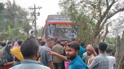 বাগেরহাটের মোরেলগঞ্জে যাত্রীবাহী বাসচাপায় ইজিবাইকের চালকসহ দুজন নিহত হয়েছেন