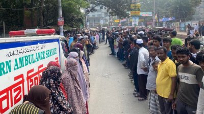 কুমিল্লা আদর্শ সদর উপজেলার পাঁচথুবী ইউনিয়ন যুবদলের আহ্বায়ক তৌহিদুল ইসলামের মৃত্যুর প্রতিবাদে মানববন্ধন করেছেন স্বজন ও গ্রামবাসী