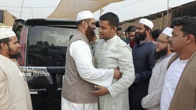 হাসনাত আবদুল্লাহ ও মাওলানা মামুনুল হক ইজতেমার ময়দানে কুশল বিনিময় করেন