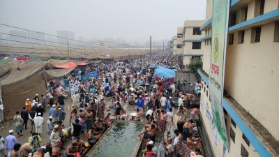 ইজতেমায় মুসল্লিরা