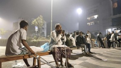 মধ্যরাতে পঙ্গু হাসপাতালের সামনে আন্দোলনে আহতরা পুনর্বাসনের দাবিতে সড়ক অবরোধ করেছে। ছবি: আরমান ভূঁইয়া