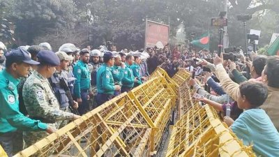 হাইকোর্ট মাজার গেটে ইনকিলাব মঞ্চের কর্মসূচি আটকে দেয় পুলিশ