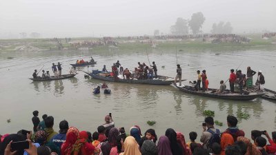 রাজশাহীর ডুবুরি দলের সদস্যরা মরদেহ উদ্ধার করেন