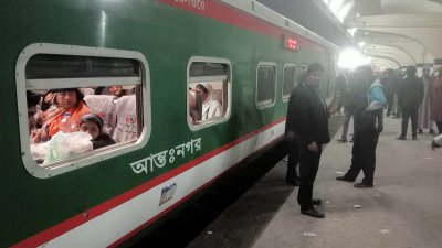 কমলাপুর স্টেশন থেকে ৭ ঘণ্টা পর ছাড়লো ট্রেন