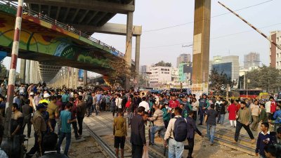 মহাখালীতে রেলপথ অবরোধ করেছেন সরকারি তিতুমীর কলেজের শিক্ষার্থীরা