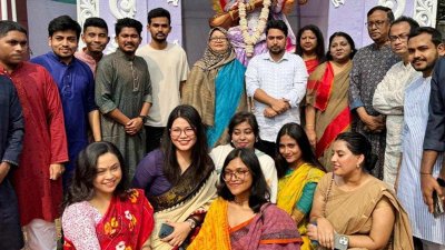 পূজামণ্ডপ পরিদর্শনে দুই উপদেষ্টা
