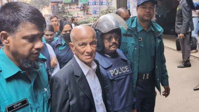 আদালত চত্বরে কামাল আহমেদ মজুমদার