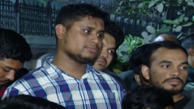 আন্দোলনকারীদের সঙ্গে কথা বলছেন হাসনাত আব্দুল্লাহ
