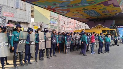 মহাখালী আমতলী মোড়ে প্রস্তুত রাখা হয়েছে পুলিশের জলকামান