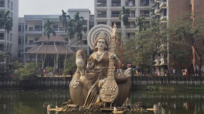 ঢাবির জগন্নাথ হল সংলগ্ন পুকুরে স্থাপন করা হয়েছে দেবী সরস্বতীর সবচেয়ে বড় প্রতিমা।