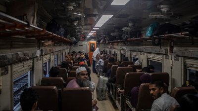 ট্রেনে বসে আছে যাত্রীরা (ছবি: সাজ্জাদ হোসেন)