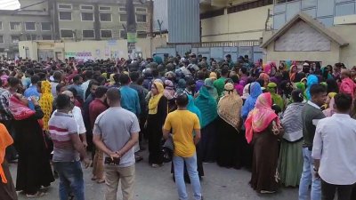 শ্রমিকদের সড়ক অবরোধ