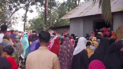 চৌদ্দগ্রামে বসতঘরের পেছনে নলকূপের পাশের সেপটিক ট্যাংকের ভেতর থেকে শাহিদা বেগম (৬৫) নামে এক নারীর লাশ উদ্ধার করেছে পুলিশ