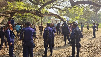 ঘটনাস্থলে পুলিশ