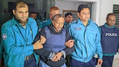 আদালতে সাবেক সমাজকল্যাণ মন্ত্রী নুরুজ্জামান আহমেদ