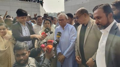 রুহুল কবির রিজভীর নেতৃত্বে জিয়াউর রহমানের কবরে শ্রদ্ধা জানাচ্ছেন মানিকগঞ্জ জেলা বিএনপির নেতাকর্মীরা