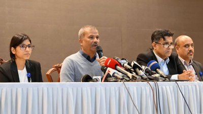 প্রেস ব্রিফিংয়ে কথা বলছেন ড. আসিফ নজরুল।