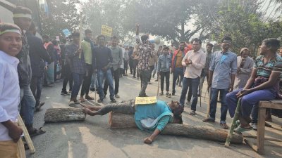 কুষ্টিয়া-ঝিনাইদহ মহাসড়ক অবরোধ করেন স্থানীয়রা