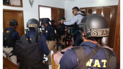 পুলিশের সোয়াত সদস্যরা অভিযানে অংশ নেন