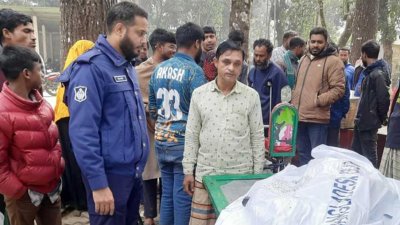 এ ঘটনায় আহত হয়েছেন আরও চার জন