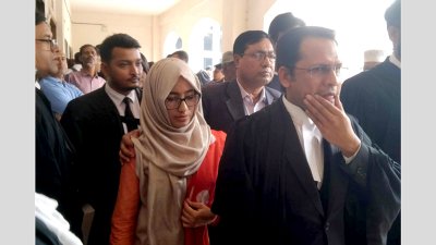 আদালত চত্বরে বরখাস্ত সহকারী কমিশনার তাপসী তাবাসসুম উর্মি
