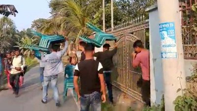 সভার চেয়ার-টেবিল নিয়ে যাচ্ছেন আরেক পক্ষ