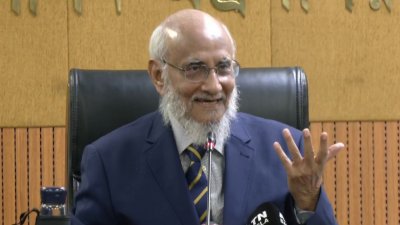 সংবাদ সম্মেলনে বক্তব্য রাখছেন জনপ্রশাসন সংস্কার কমিশনের প্রধান আব্দুল মুয়ীদ চৌধুরী