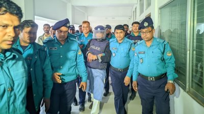 আদালতপাড়ায় পুলিশের হেফাজতে সাবেক সমাজকল্যাণ মন্ত্রী নুরুজ্জামান আহমেদ