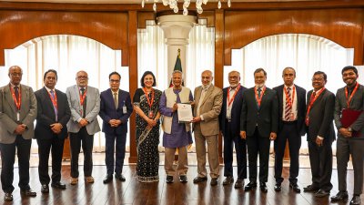 প্রধান উপদেষ্টা মুহাম্মদ ইউনূসের হাতে প্রতিবেদন তুলে দেন জনপ্রশাসন সংস্কার কমিশনের প্রধান আব্দুল মুয়ীদ চৌধুরী