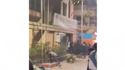 উত্তরা পশ্চিম থানায় হামলা (ভিডিও ফুটেজ থেকে নেওয়া ছবি)