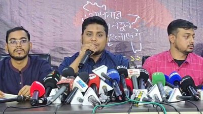 সংবাদ সম্মেলনে বক্তব্য রাখছেন হাসনাত আব্দুল্লাহ।