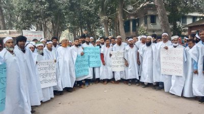 মিল্কভিটার মূল ফটকের সামনে দ্বিতীয় দিনের মতো আন্দোলন ও কর্মবিরতি চলছে