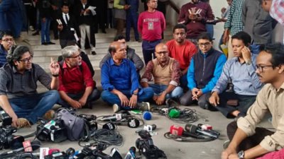 ঘটনার প্রতিবাদে তাৎক্ষণিক ব্রিফিং বর্জনের পাশাপাশি অ্যানেক্স চত্বরে বসে পড়েন সাংবাদিকরা (ছবি: সংগৃহীত)