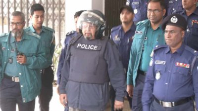 কঠোর নিরাপত্তার মধ্য দিয়ে ইমরান আহমদকে আদালতে তোলা হয়