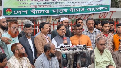 বক্তৃতা করছেন মাহমুদুর রহমান মান্না