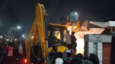 বুলডোজার দিয়ে গুঁড়িয়ে দেওয়া হচ্ছে শেখ বাড়ি