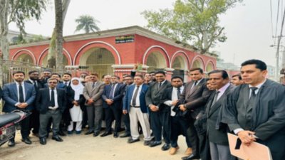 অব্যাহতি পাওয়া আইনজীবী ও তাদের সহকর্মীরা