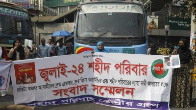 জুলাই অভ্যুত্থানে নিহতদের পরিবারের সদস্যরা শাহবাগ অবরোধ করেছেন। ছবি: সাজ্জাদ হোসেন