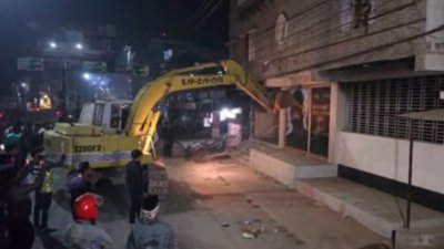 বুলডোজার দিয়ে গুঁড়িয়ে দেওয়া শেখ মুজিবুর রহমানের ম্যুরাল