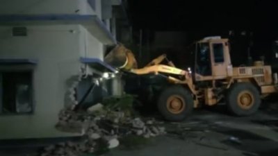 সাদিক আবদুল্লাহর বাড়ি ভেঙে ফেলা হচ্ছে