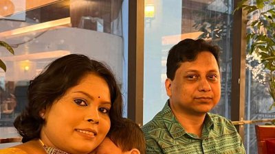 স্ত্রী, সন্তানের সঙ্গে রাজীব