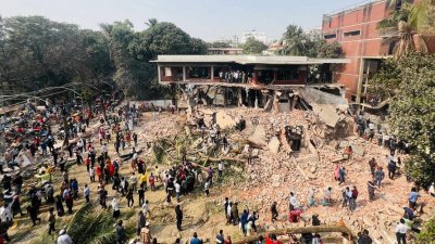 বৃহস্পতিবার সকালেও চলছিল বাড়ি ভাঙার কাজ। ছবি: সাজ্জাদ হোসেন
